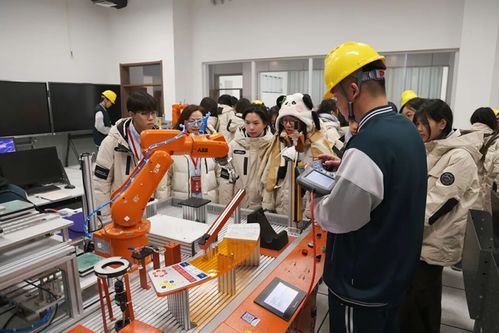 香港青年交流團參訪保定市職業(yè)技術教育中心 技術交流搭建友誼橋梁